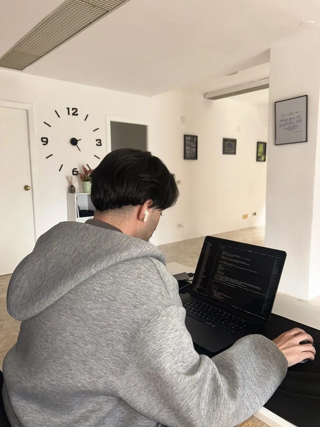 Un miembro del equipo programando en el estudio de STRADA 360