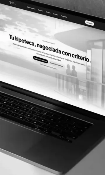 Web de JCA Finance en un portátil