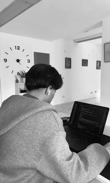 Miembro del equipo de STRADA programando en la oficina