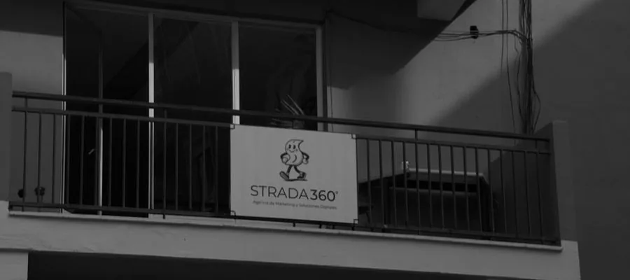 Cartel de STRADA 360º en el balcón de la oficina