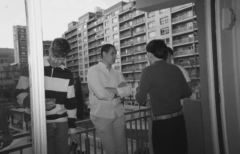Equipo de STRADA conversando en el balcón de la oficina
