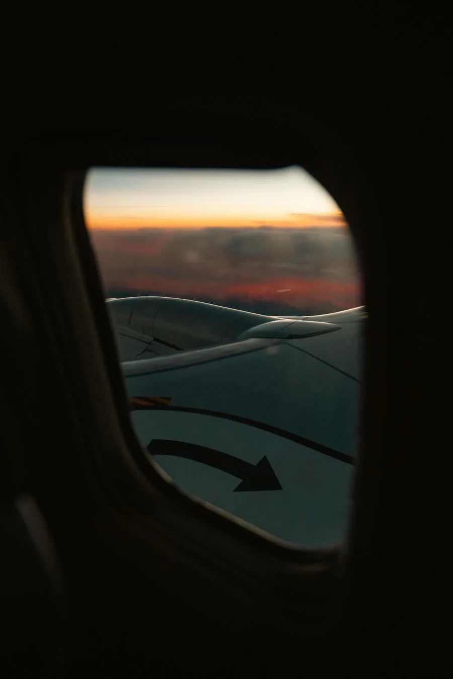 Ventanilla de avión con el cielo al atardecer
