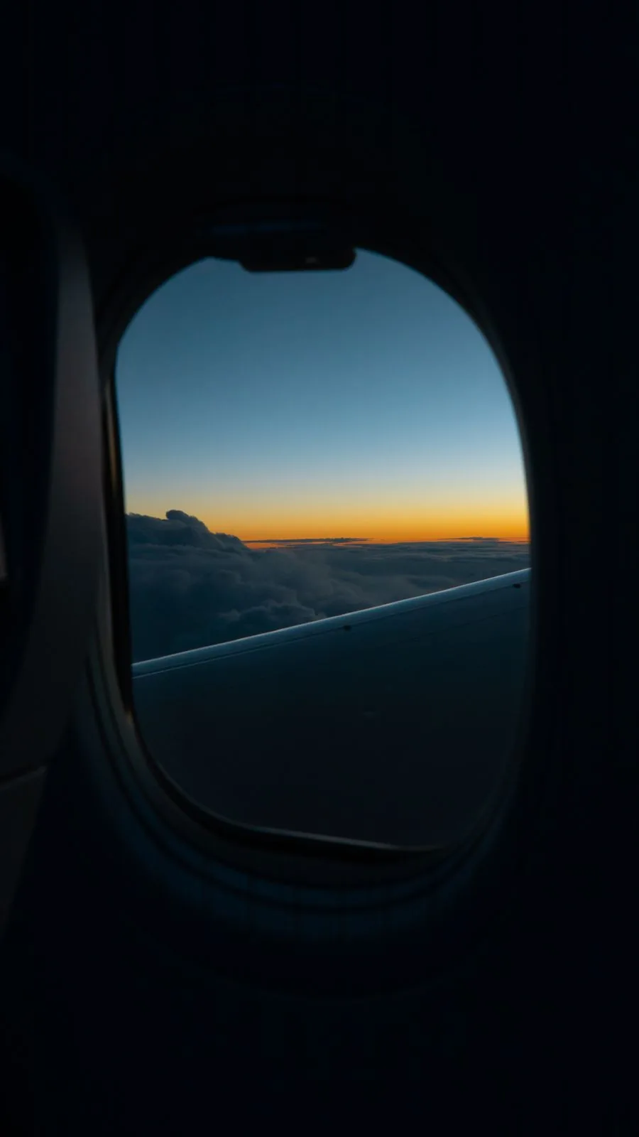 Vista del horizonte desde la ventanilla de un avión en vuelo