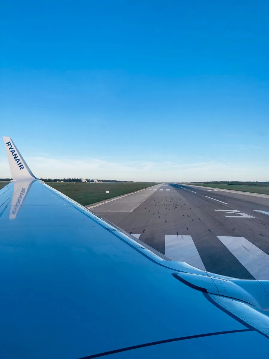 Ala de avión sobre la pista de despegue