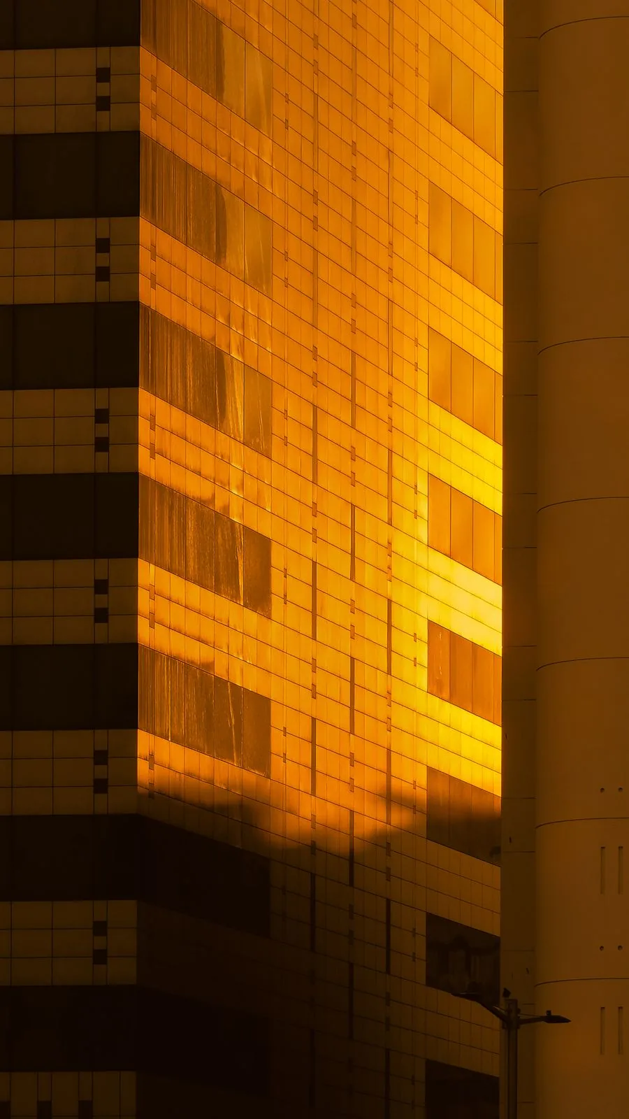 Rascacielos de oficinas iluminado por el sol