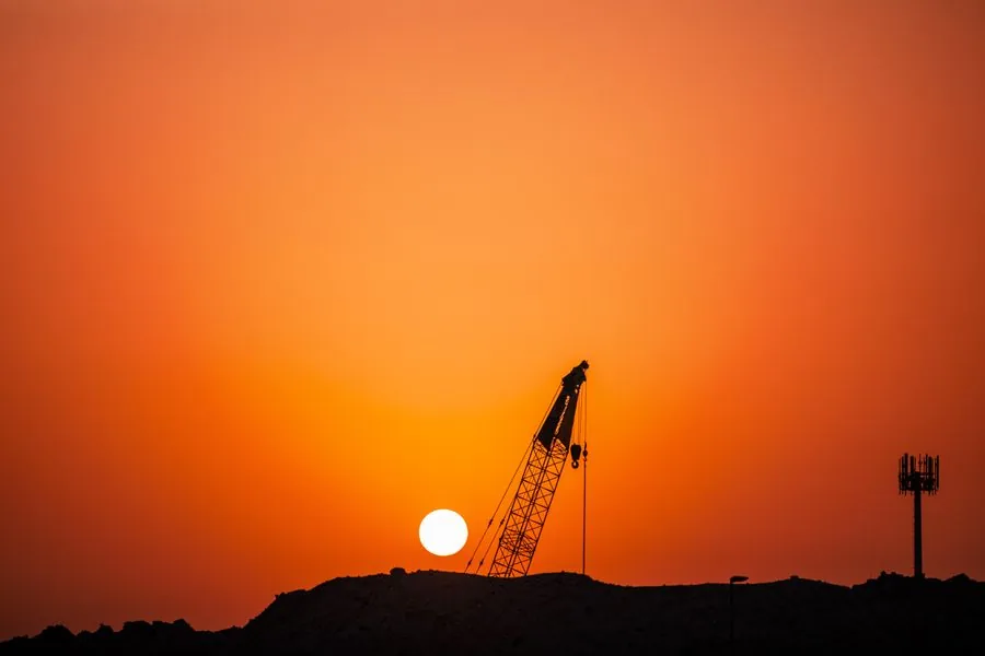 Grúa de obra al atardecer