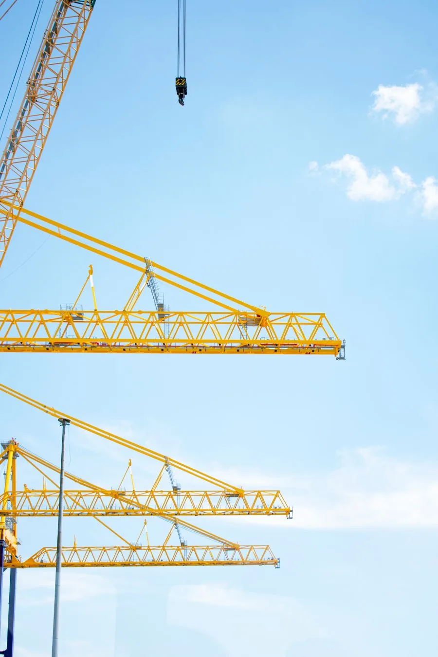 Grúas de construcción bajo el cielo azul
