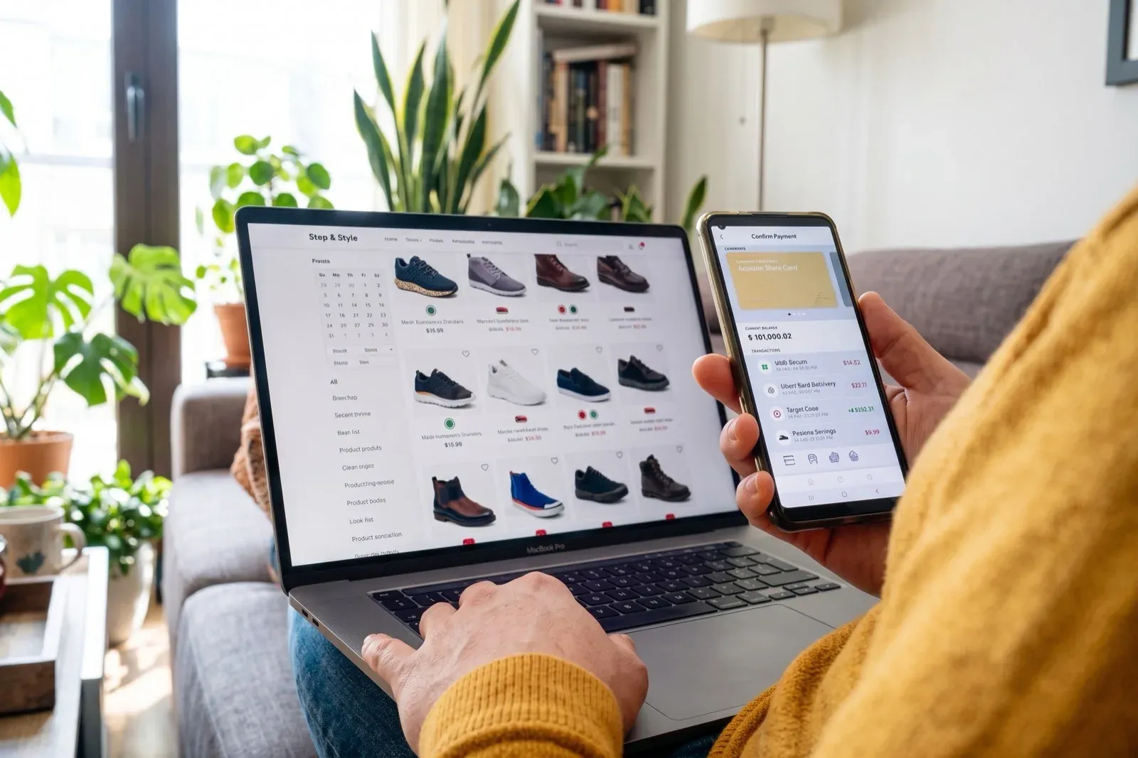 Persona comprando en una tienda online desde el móvil