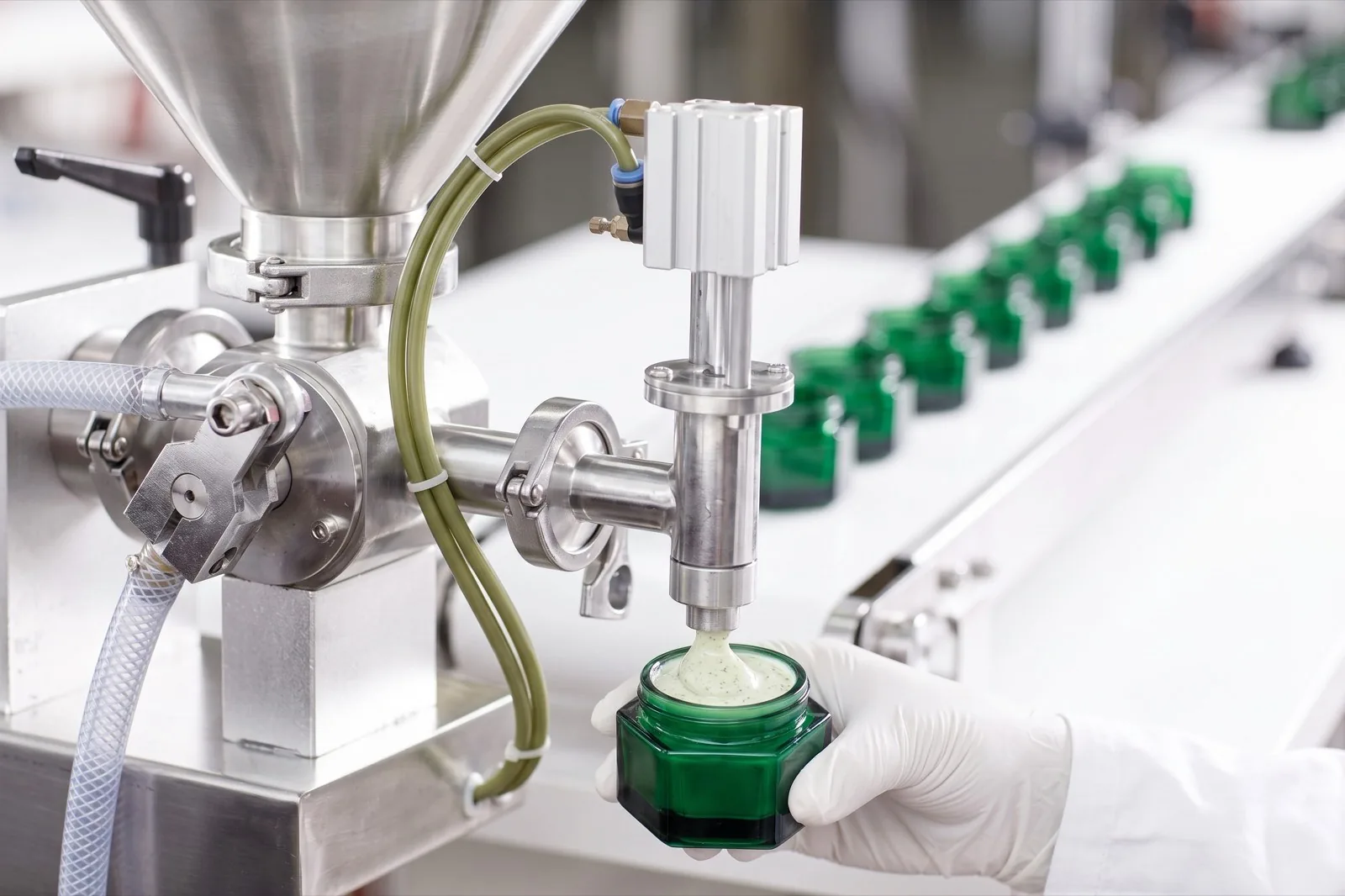 Máquina de llenado en una línea de fabricación