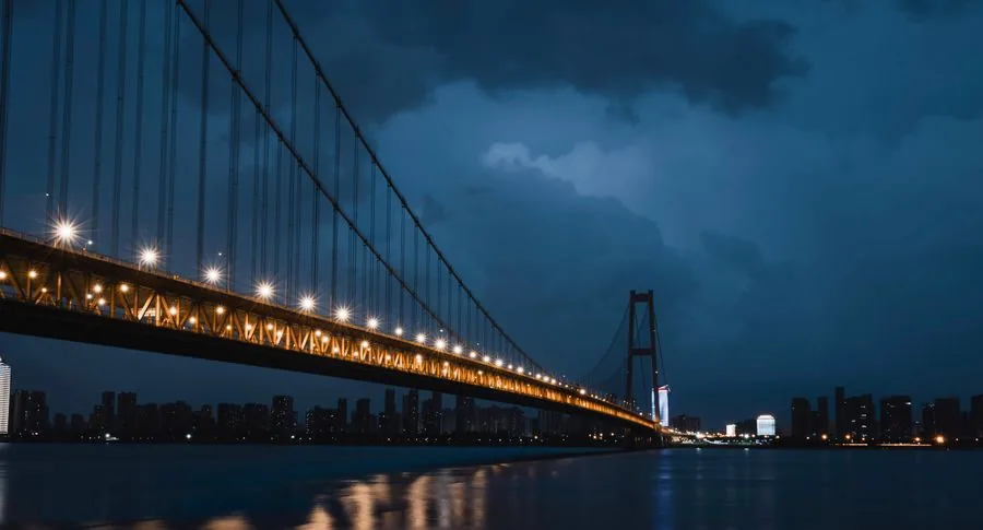 Puente colgante iluminado de noche