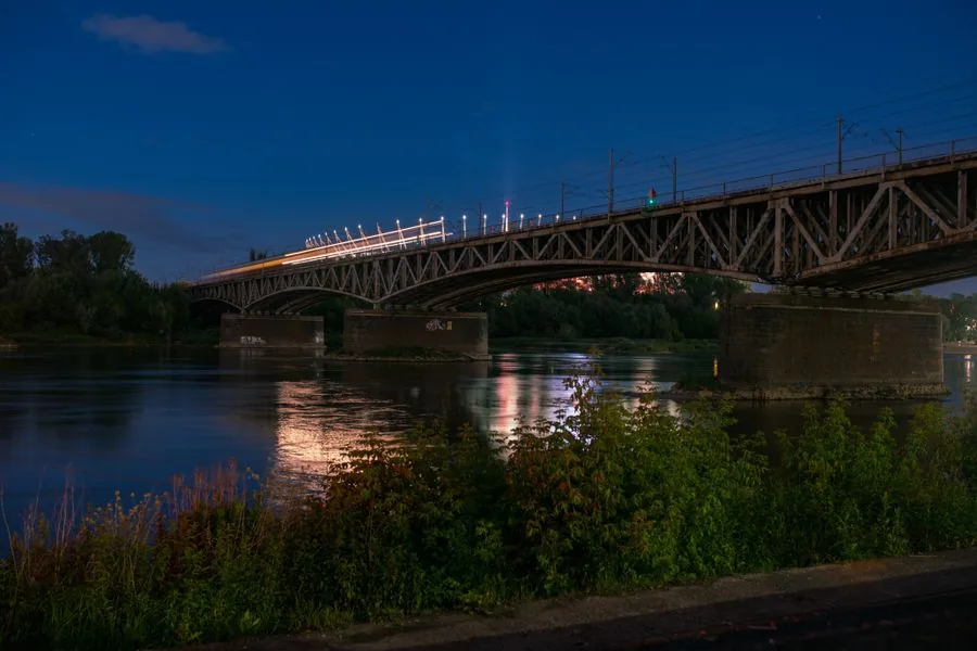 Puente de hierro sobre un río al anochecer