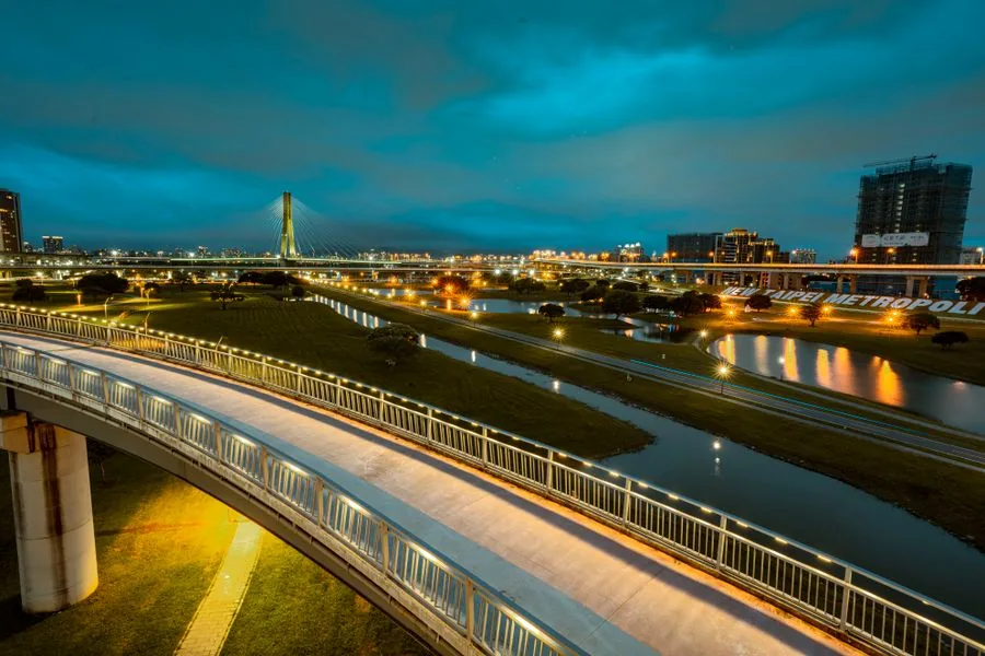 Viaducto y carreteras iluminadas de noche