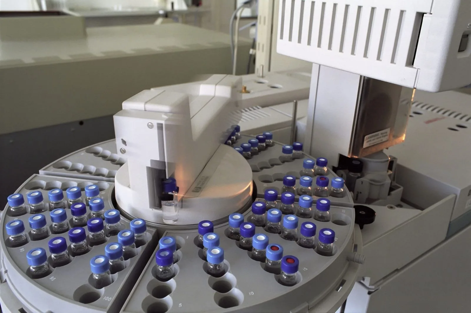 Automuestreador de laboratorio con viales