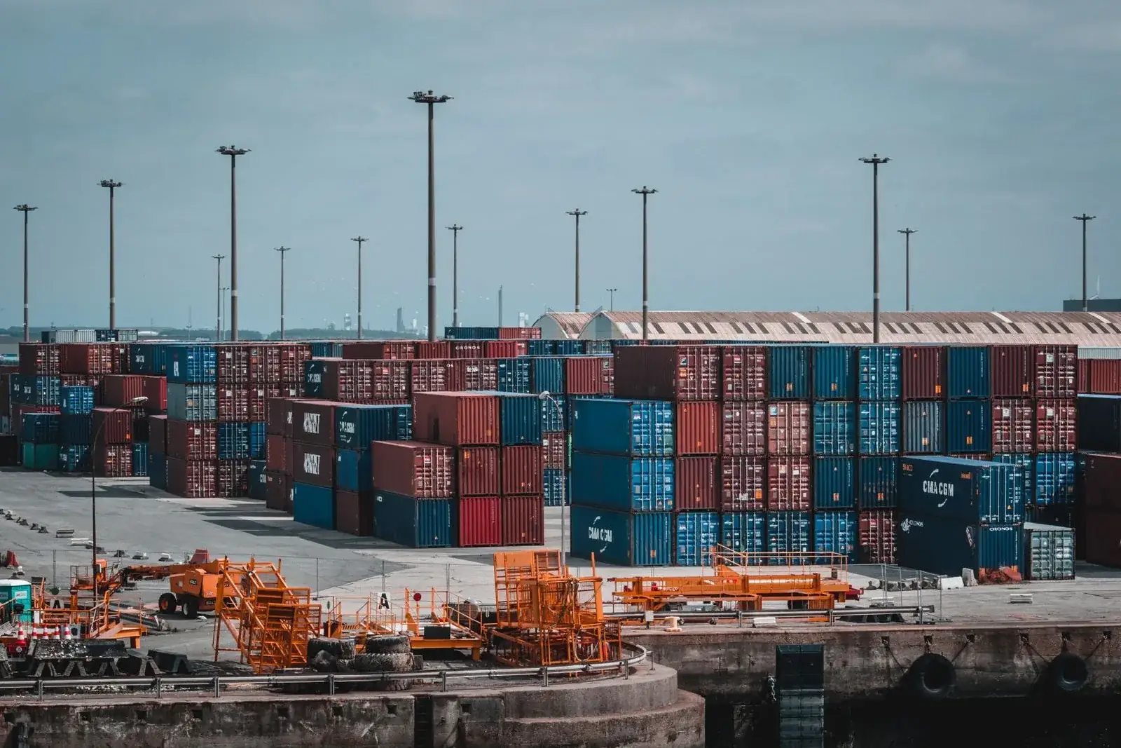 Terminal portuaria con contenedores