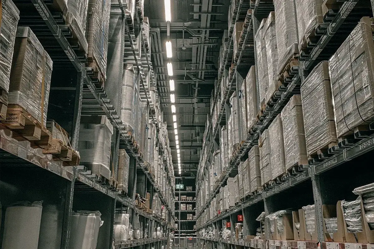 Estanterías altas de un almacén logístico