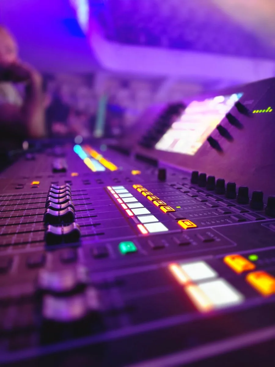 Mesa de mezclas de sonido iluminada