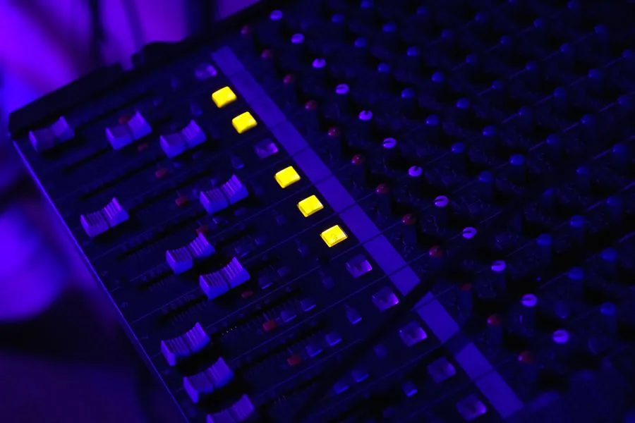 Mesa de mezclas en un estudio de sonido