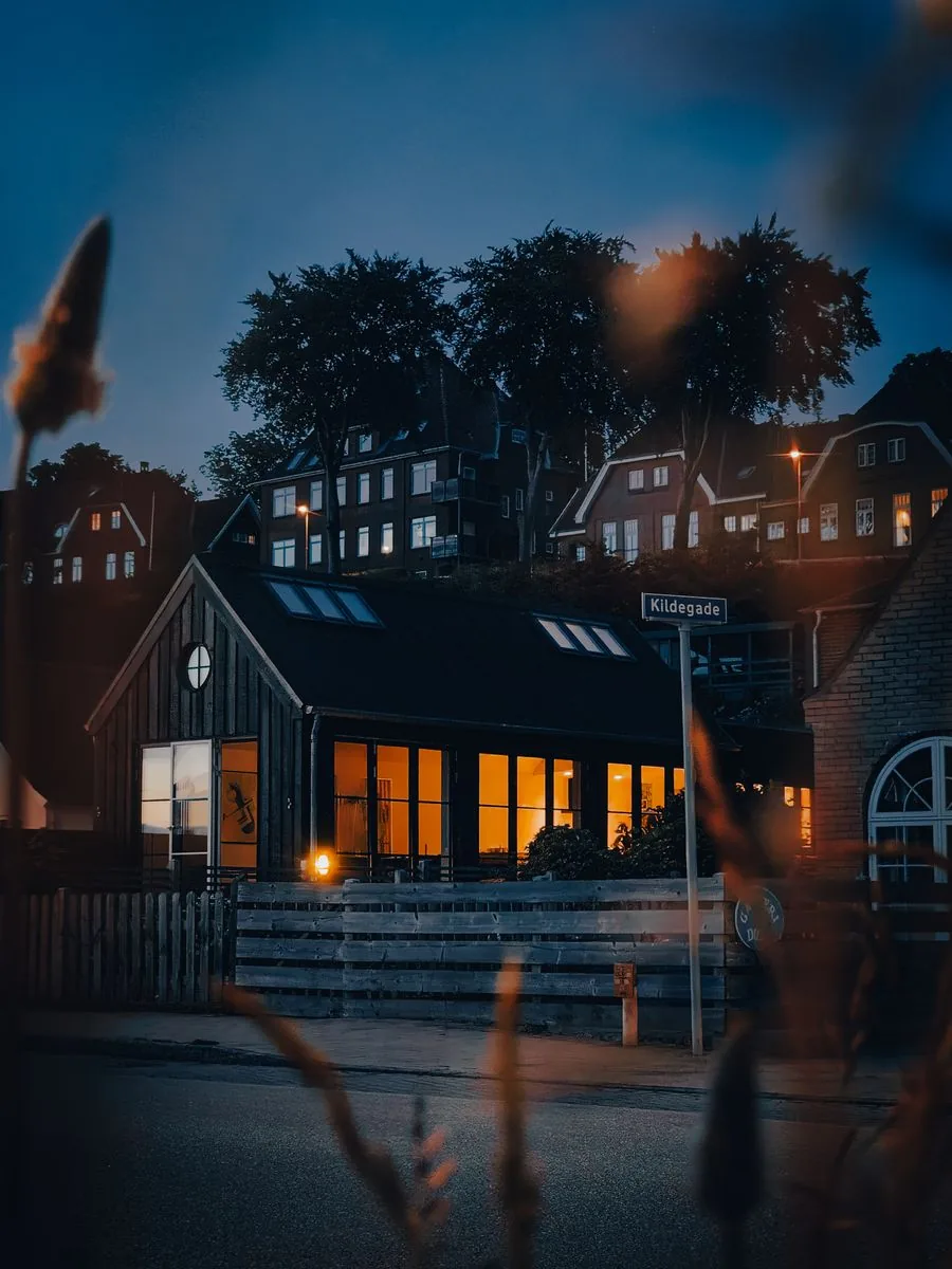 Casa con luces encendidas de noche