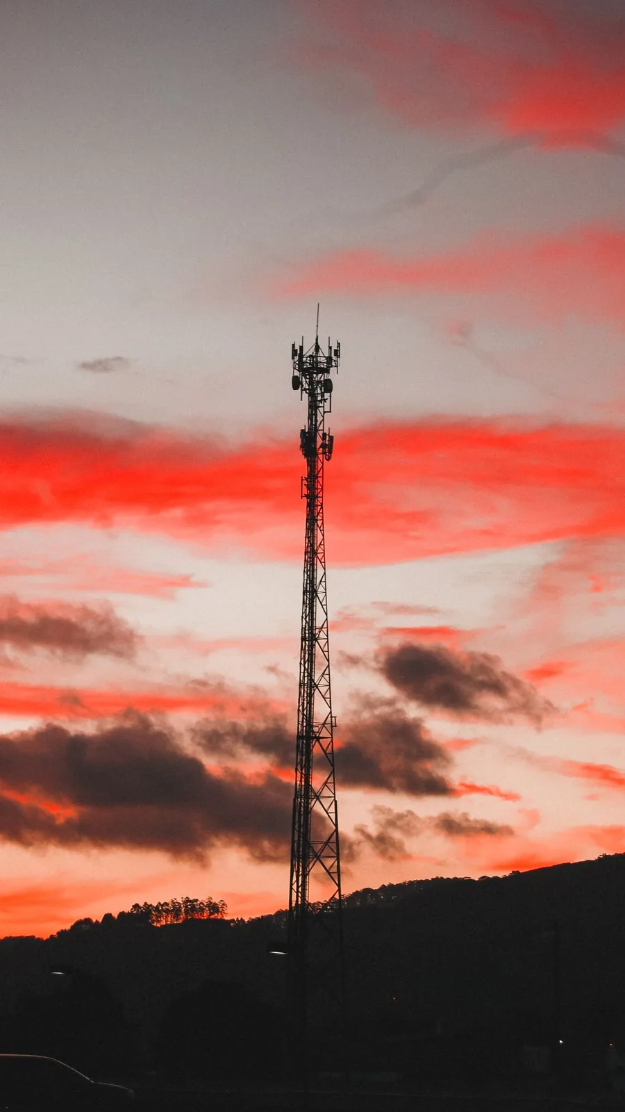 Torre de telecomunicaciones al atardecer