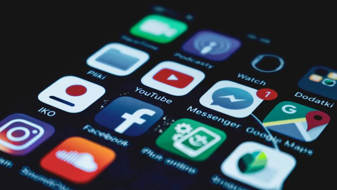 Iconos de aplicaciones de redes sociales en un móvil