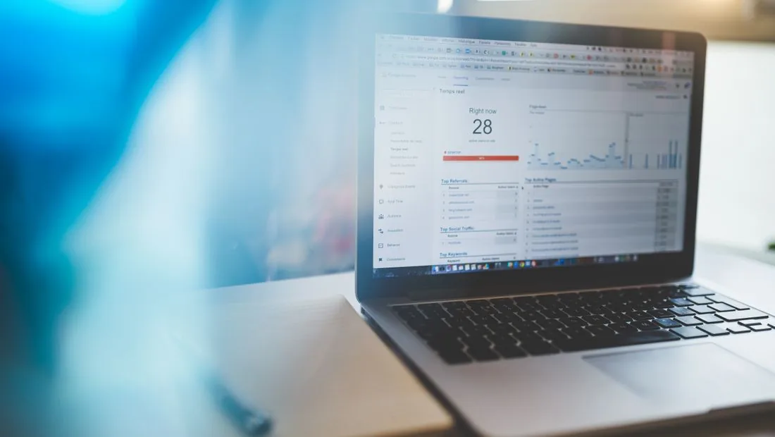 Portátil con un panel de analítica web