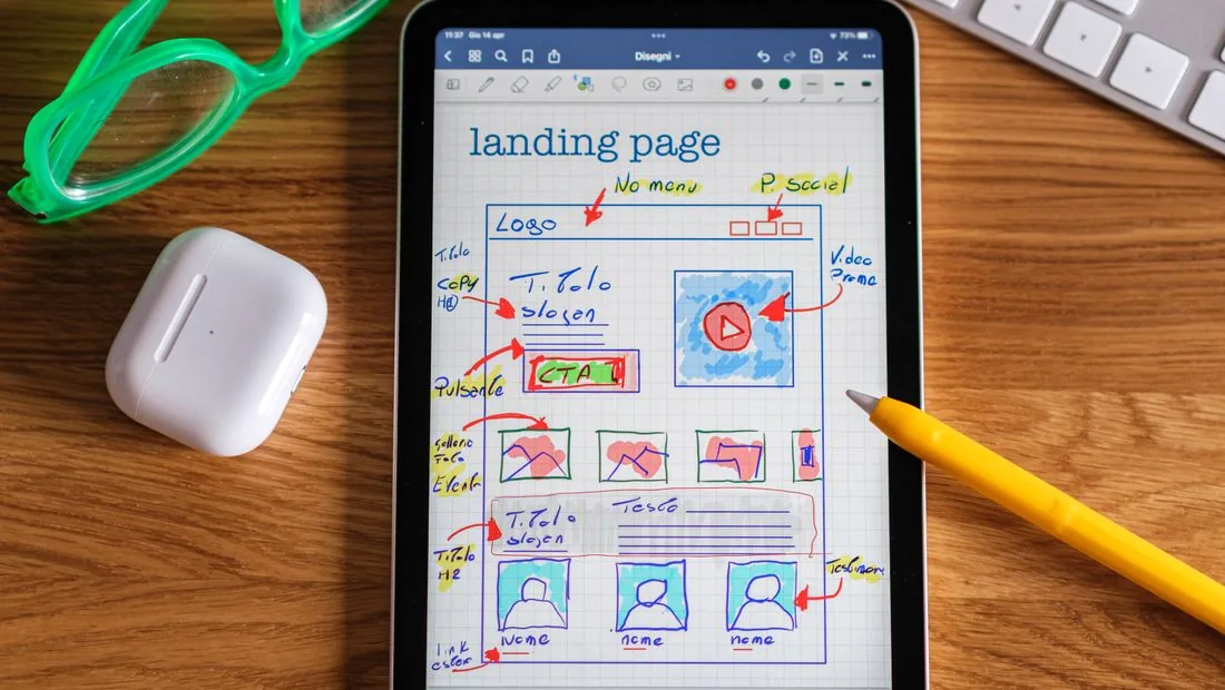 Boceto de una landing page en una tableta