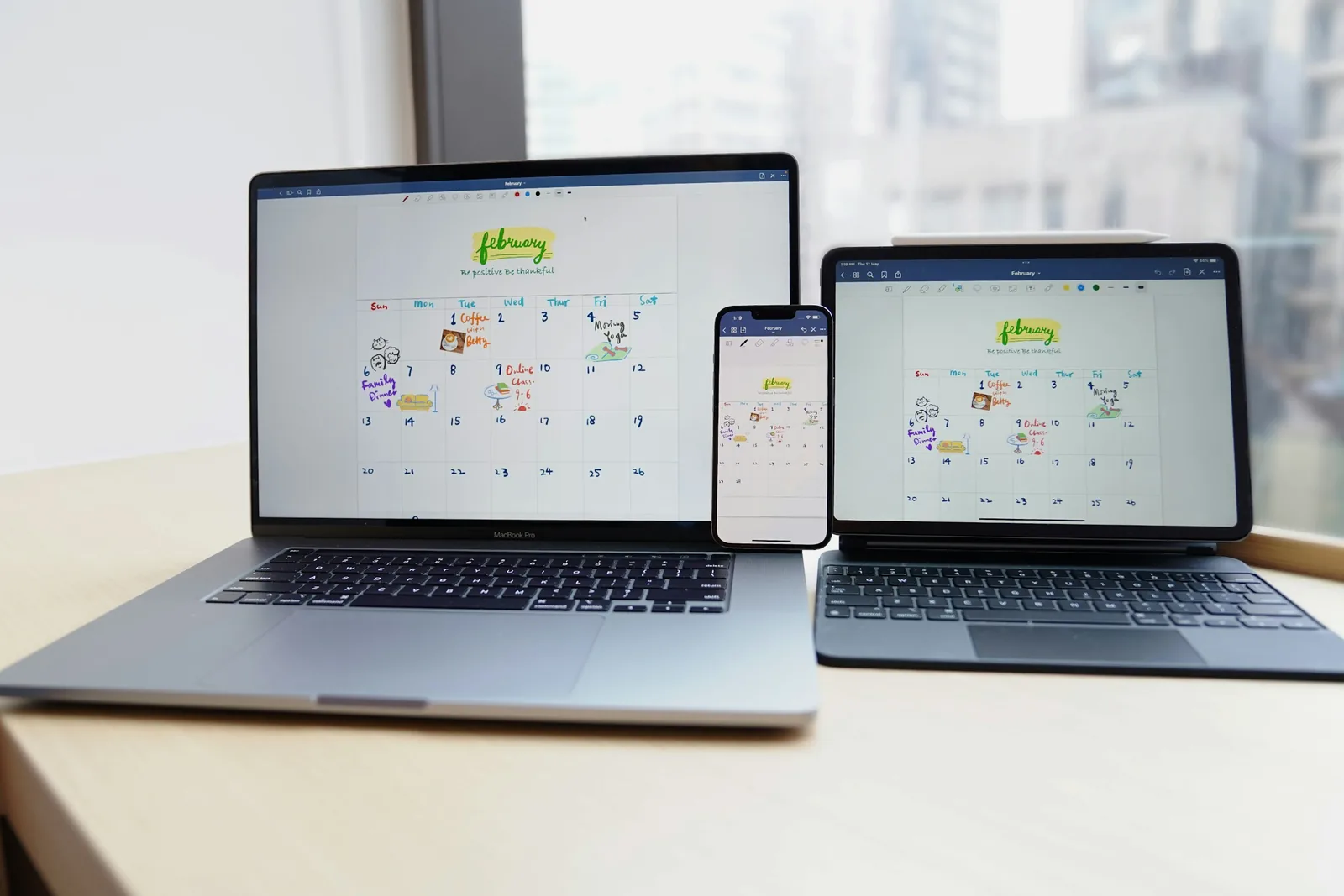 Una web mostrada en móvil y en escritorio para comparar