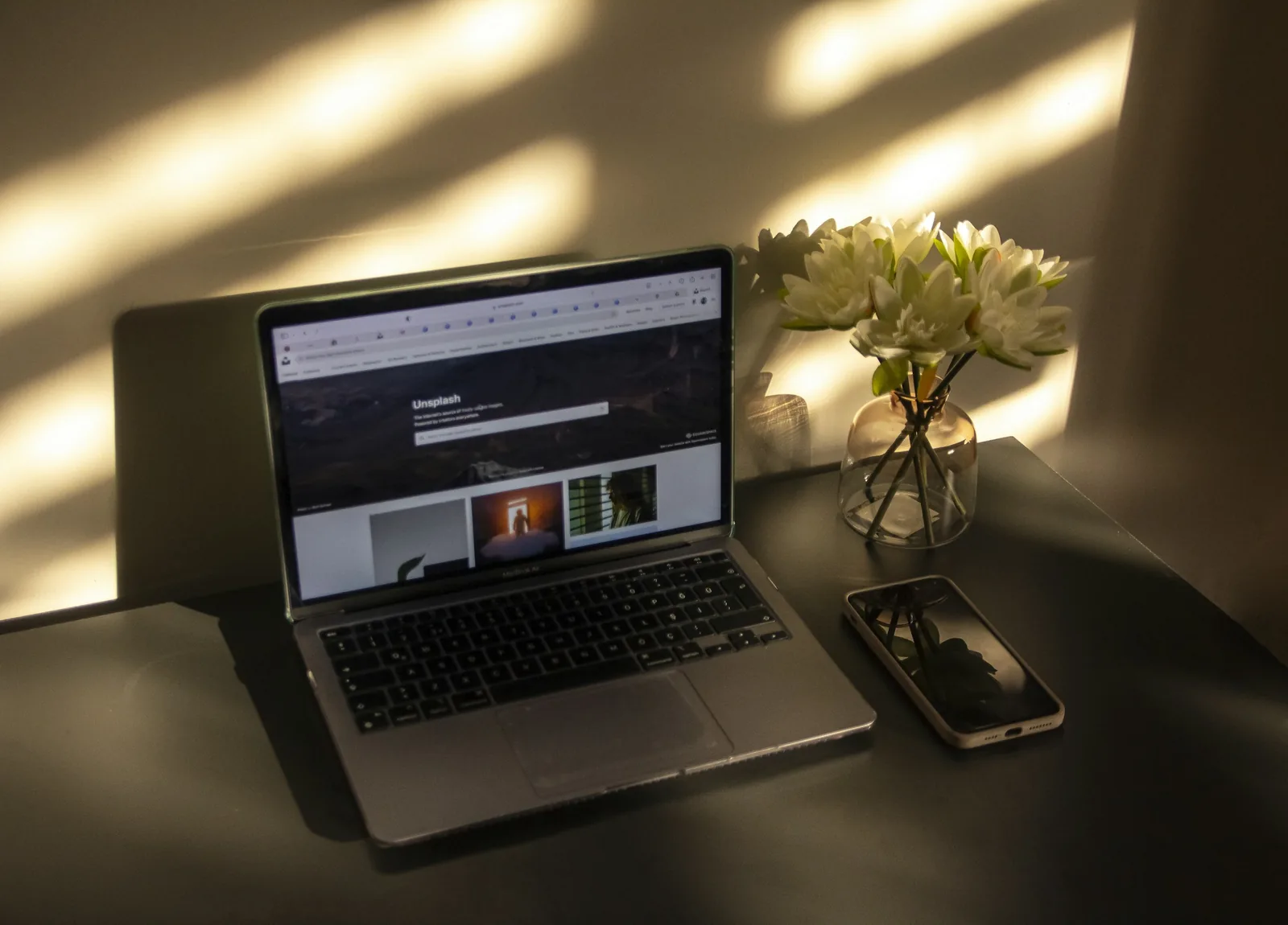 Web corporativa sencilla abierta en la pantalla de un portátil