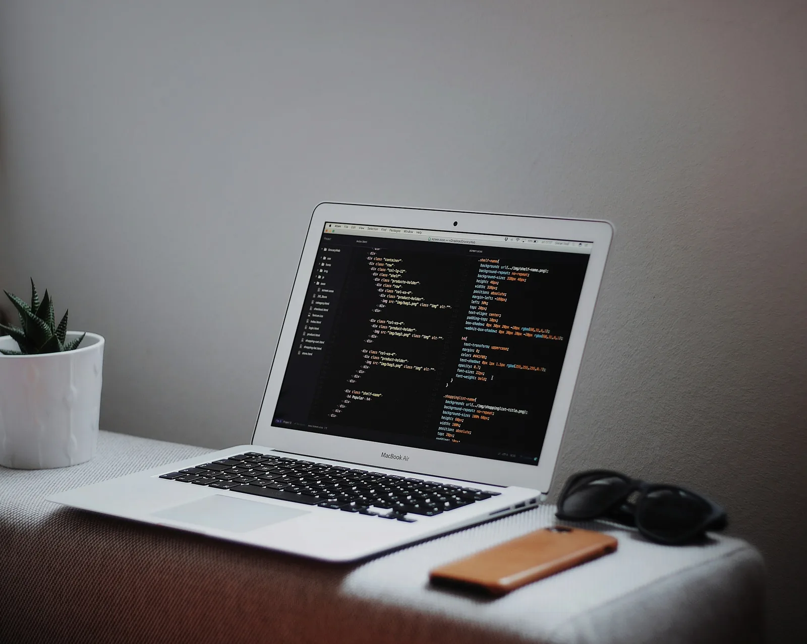 Editor de código abierto en un portátil para crear una micro app