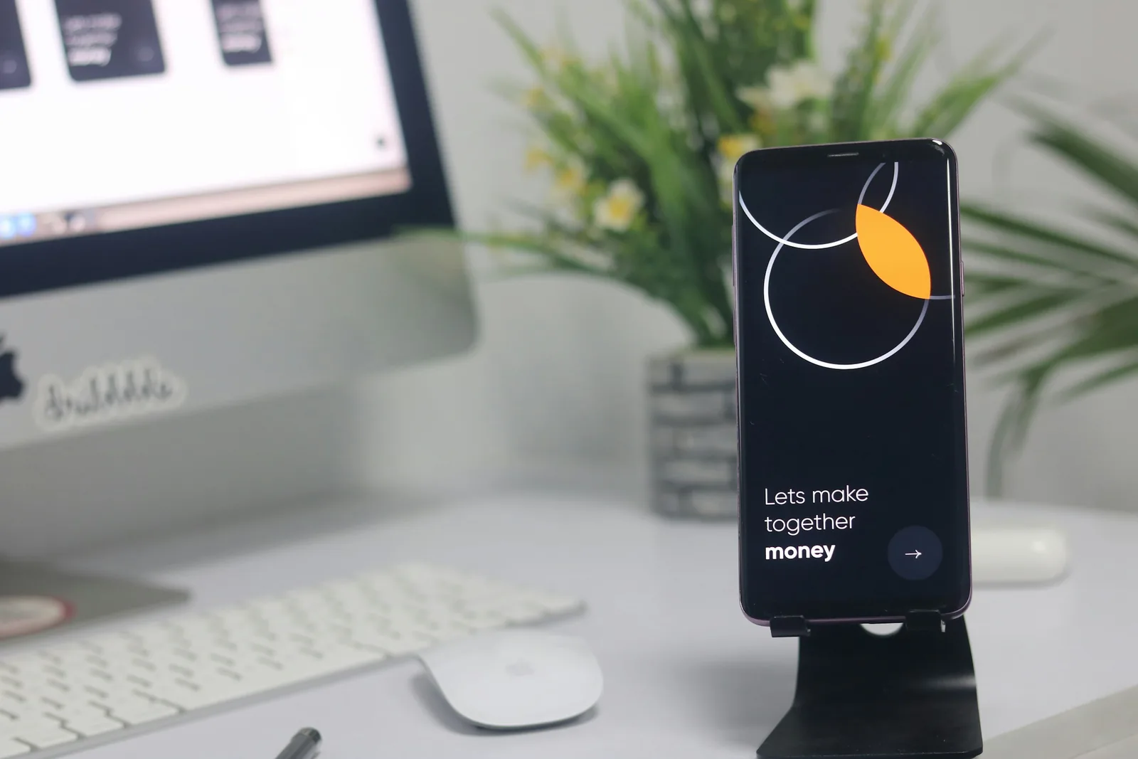 Micro app sencilla abierta en un móvil sobre una mesa de trabajo