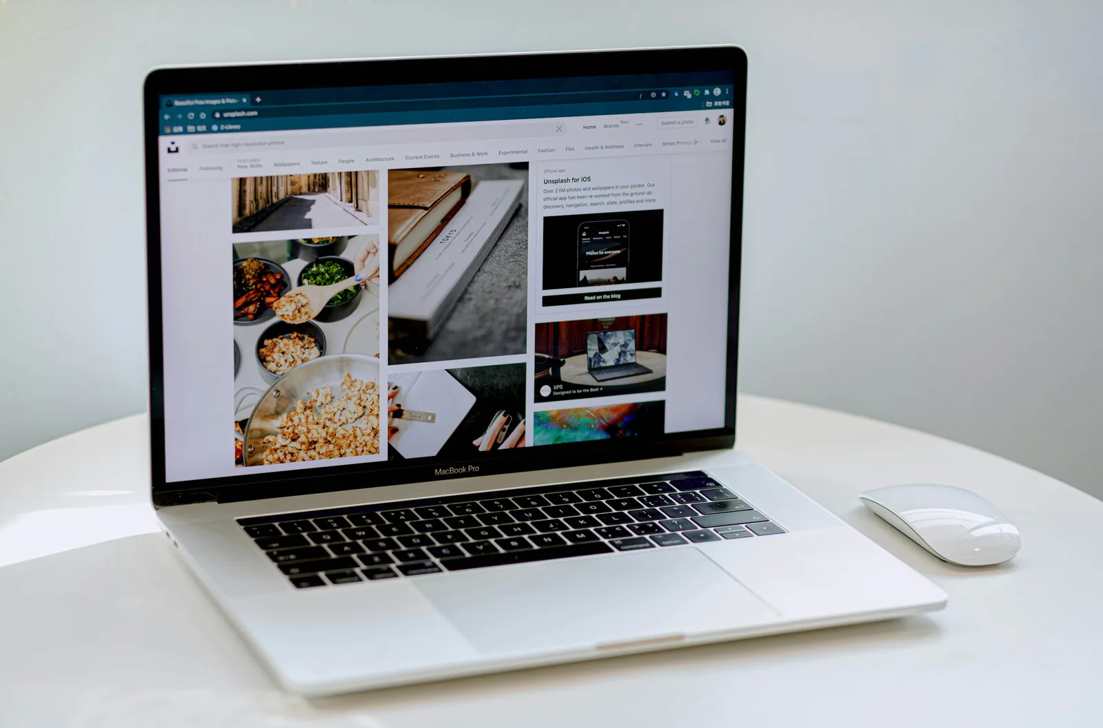 Portátil con una web abierta sobre una mesa blanca