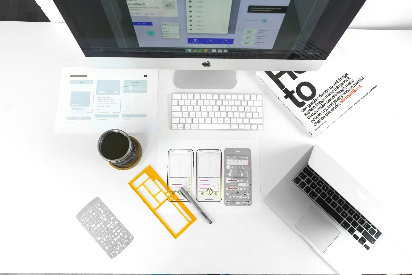 Wireframes en papel y código de una web en desarrollo