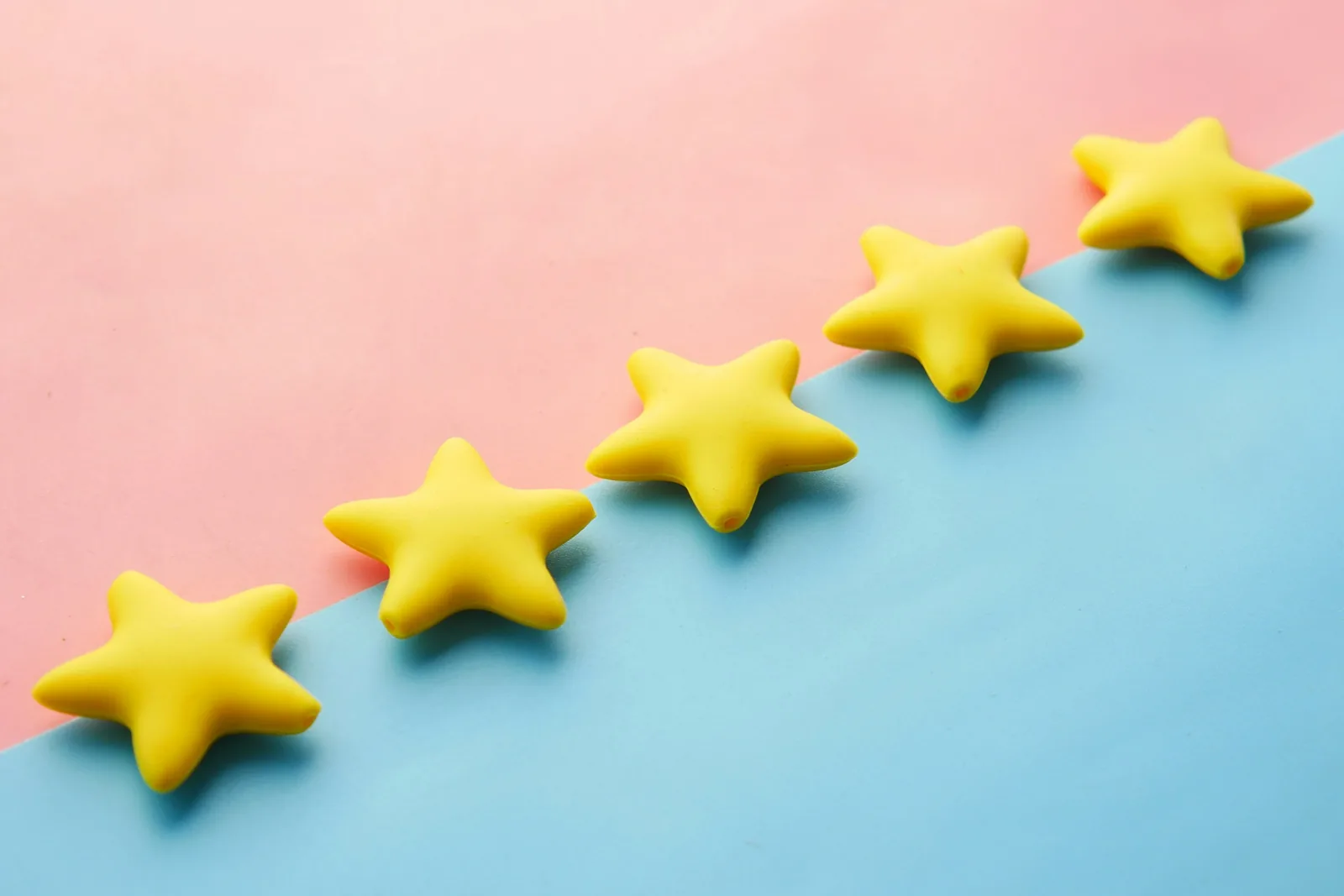 Formulario de reseña con cinco estrellas en la pantalla de un móvil