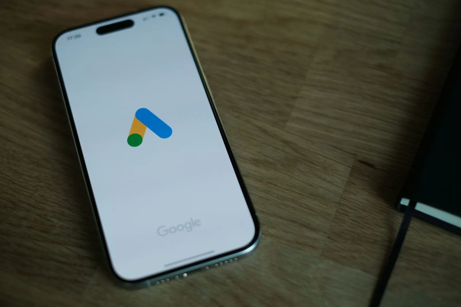 Ficha de un negocio en Google vista en un móvil sobre una mesa