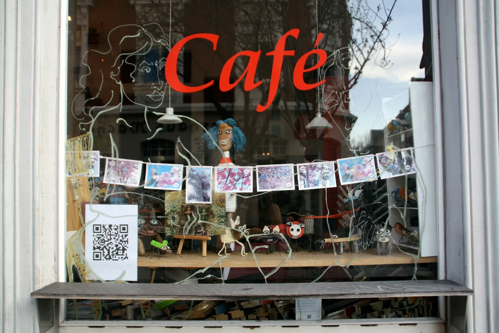 Cartel con código QR en el escaparate de un comercio