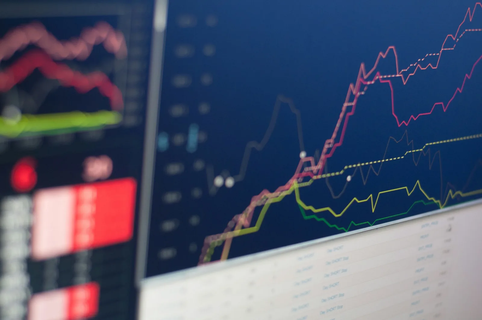 Portátil con dos gráficas de tráfico web comparadas