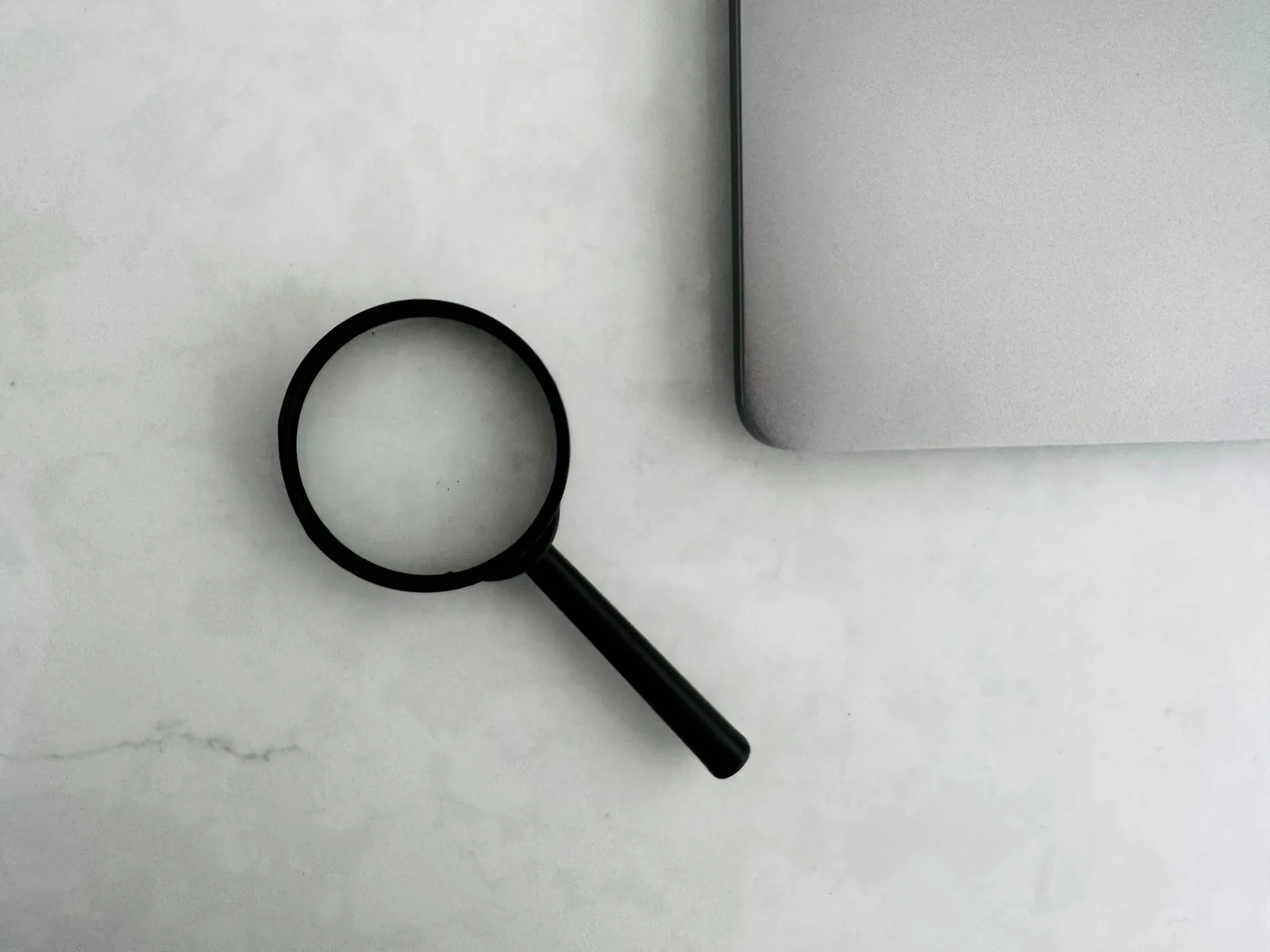 Lupa sobre teclado, revisión de errores de una web